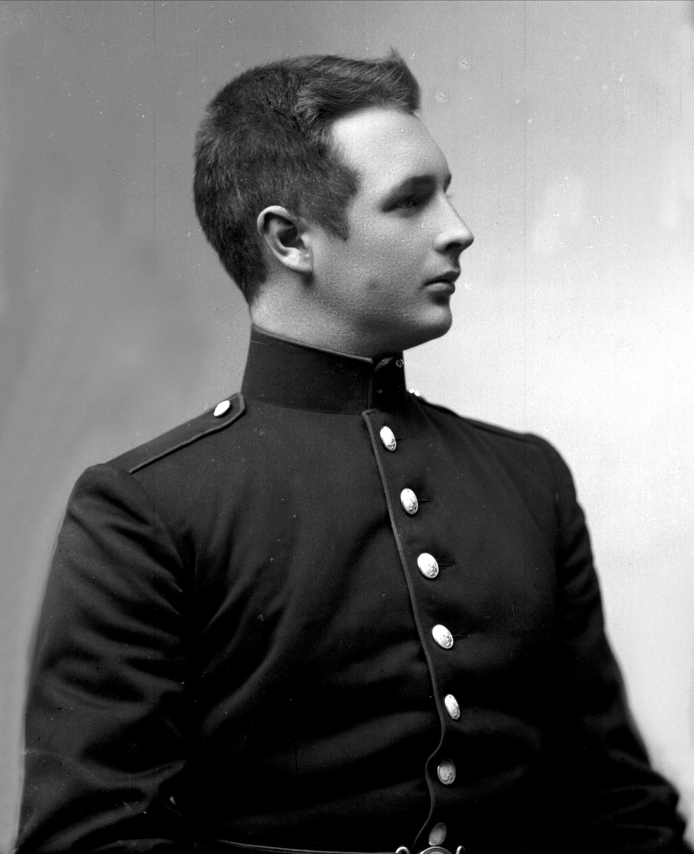 Gustav Borgen, Portrett, kadett Kallevig i uniform.