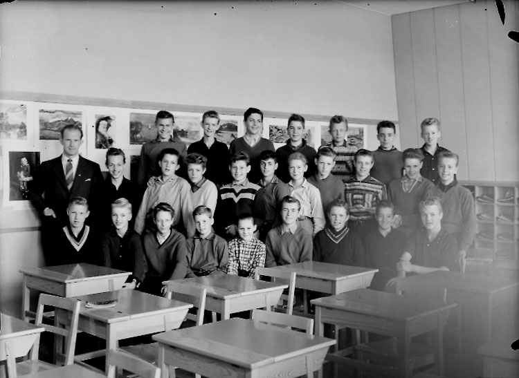 Sven Lindskog, Vasaskolan, klassrumsinteriör, 26 pojkar med lärare Birger Önnergren. Klass 8E, sal 28.
