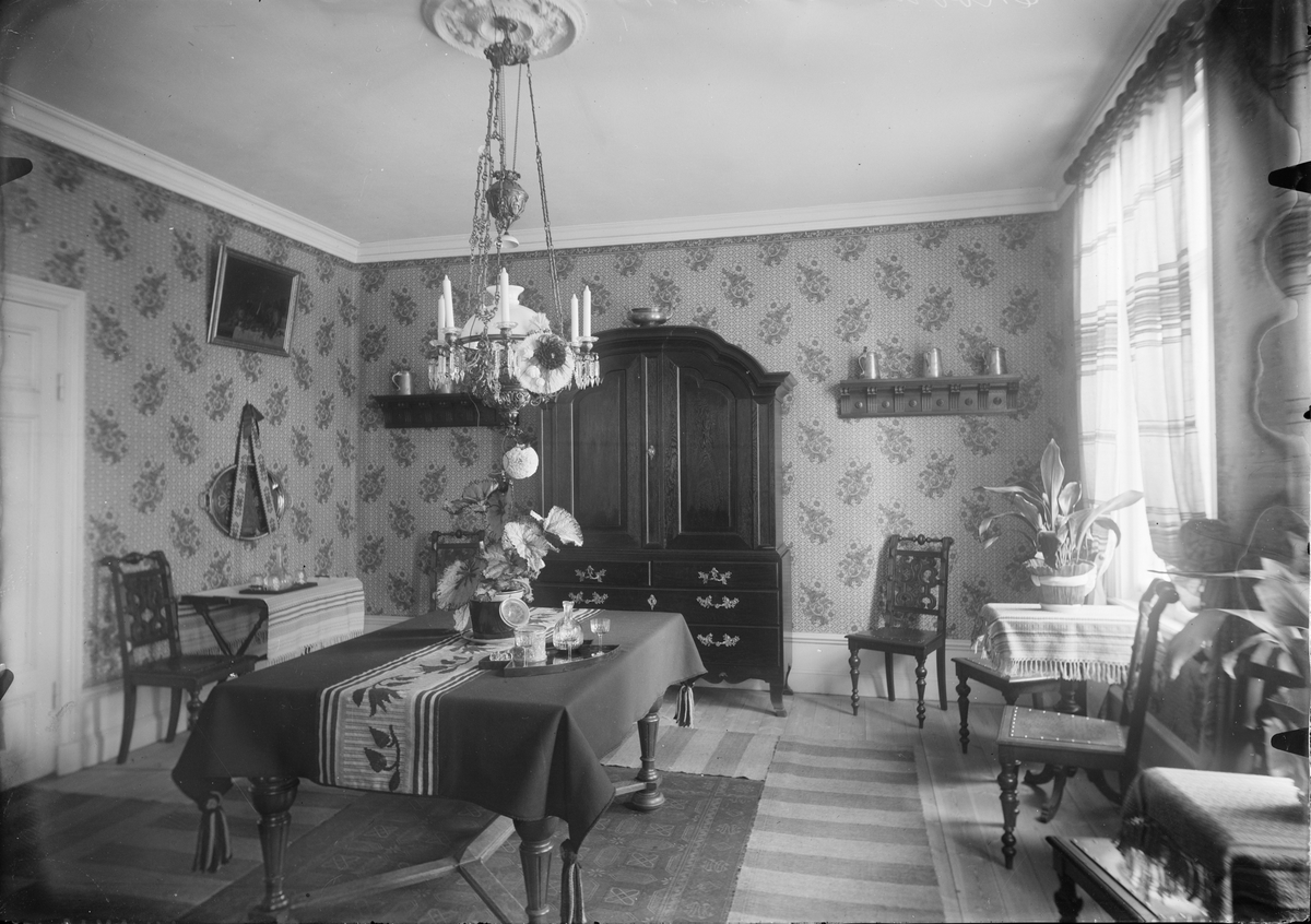 Henri Osti's Fotografiateliér, The Home of the Tailor Carl Ekboms, the Dining Room, Svartbäck Street 4, Uppsala December 1899