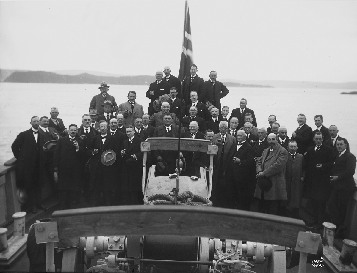 Anders Beer Wilse, Konv: Dir. Jakobsen gruppe ombord