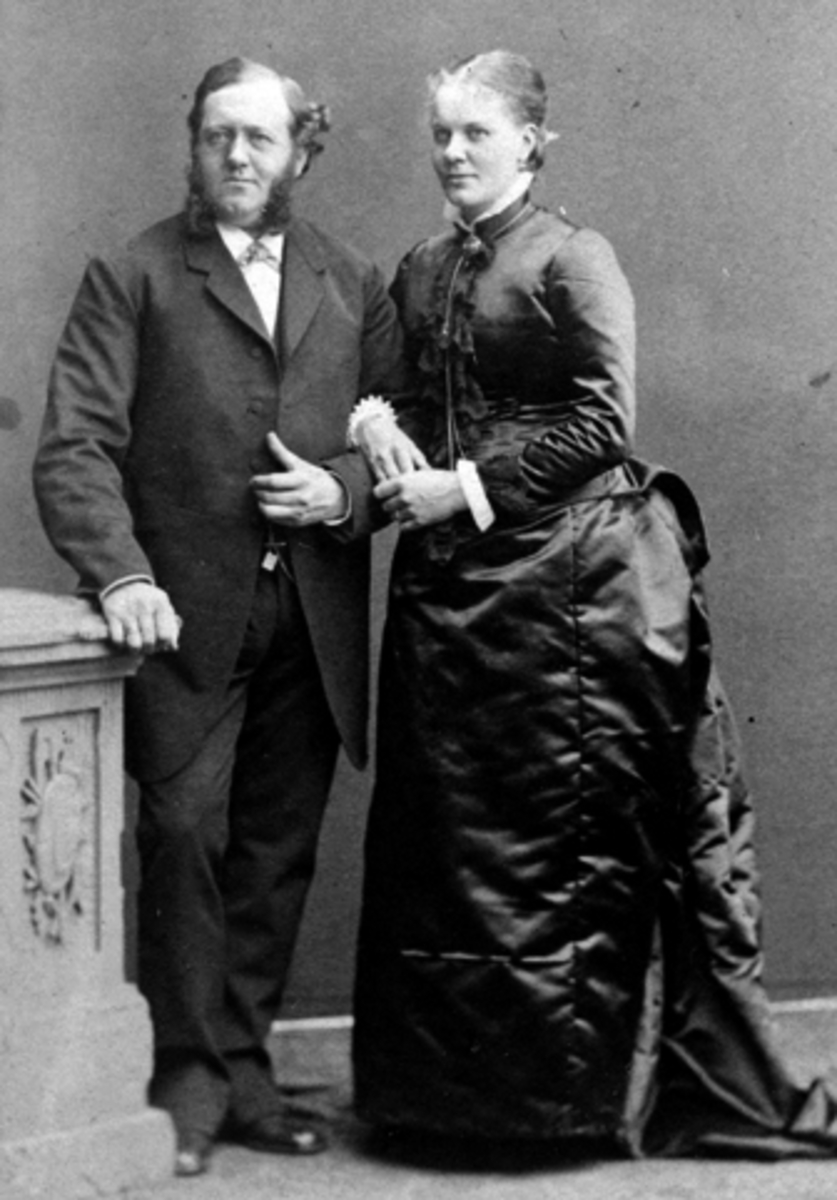 Anno Domkirkeodden, Handelsbestyrer Andreas Smestad og Gunda Smestad F. 1854, Ringstrand/Eriksrud, Ringsaker. Andreas Smestad f. 1845 var handelsbestyrer ved Ringsaker Handelsforening på Ringstrand. og var tidligere ansatt ved butikken ved Stein. Han døde i ung alder. Kona Gunda f. 1854 tok over butikken. Som enke fly…
