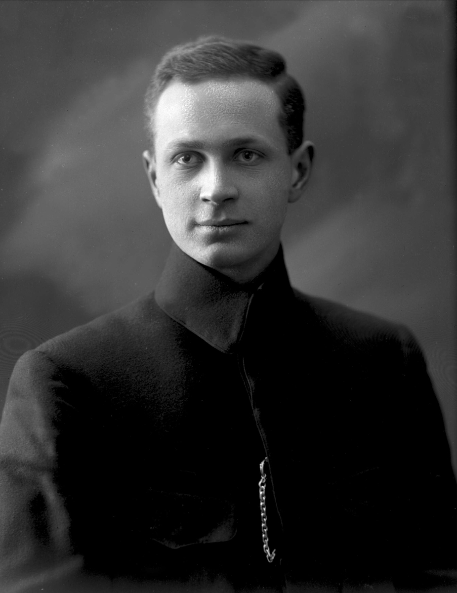 Gustav Borgen, Portrett, mann i kadettuniform.