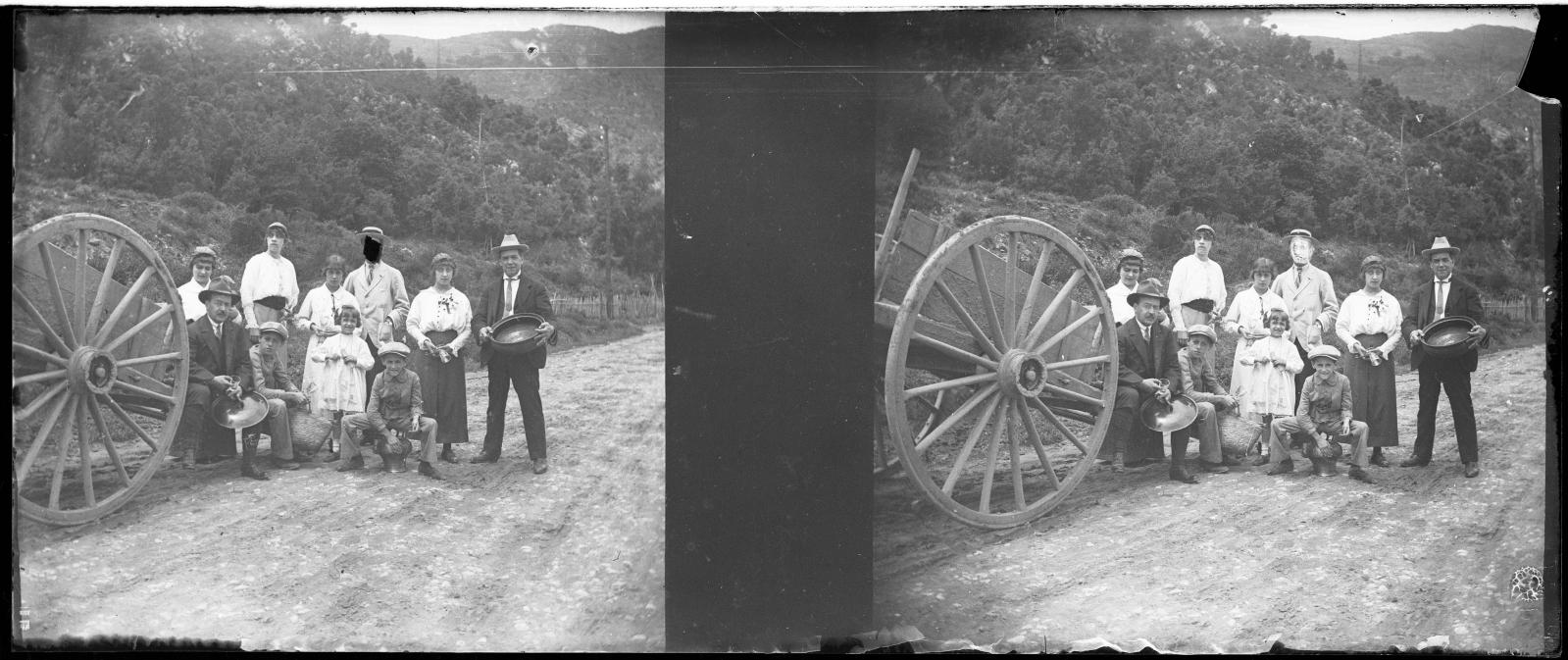 Desconegut, [Portrait next to a car]