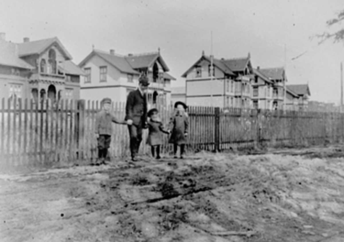 Anno Domkirkeodden, EKSTERIØR STORHAMARGATA 84 FURU, 82 FURULY, 76 STRANDLI, 74 STRANDHEIM, BOLIGHUS, VILLAER, UKJENT MANN OG 3 BARN