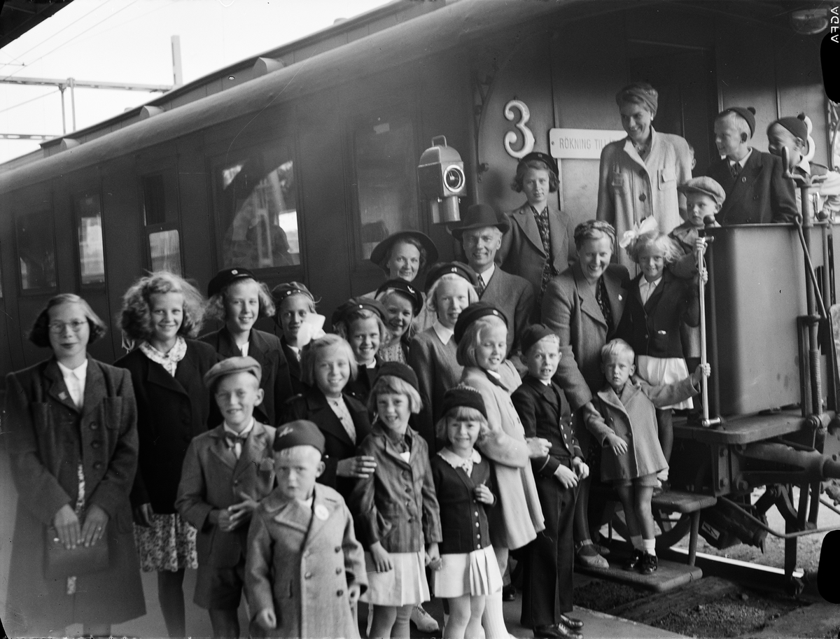 Paul Sandberg, "Upsala ångqvarns personal på utfärd till Furuvik", från avfärden på Uppsala centralstation, Uppsala 1942