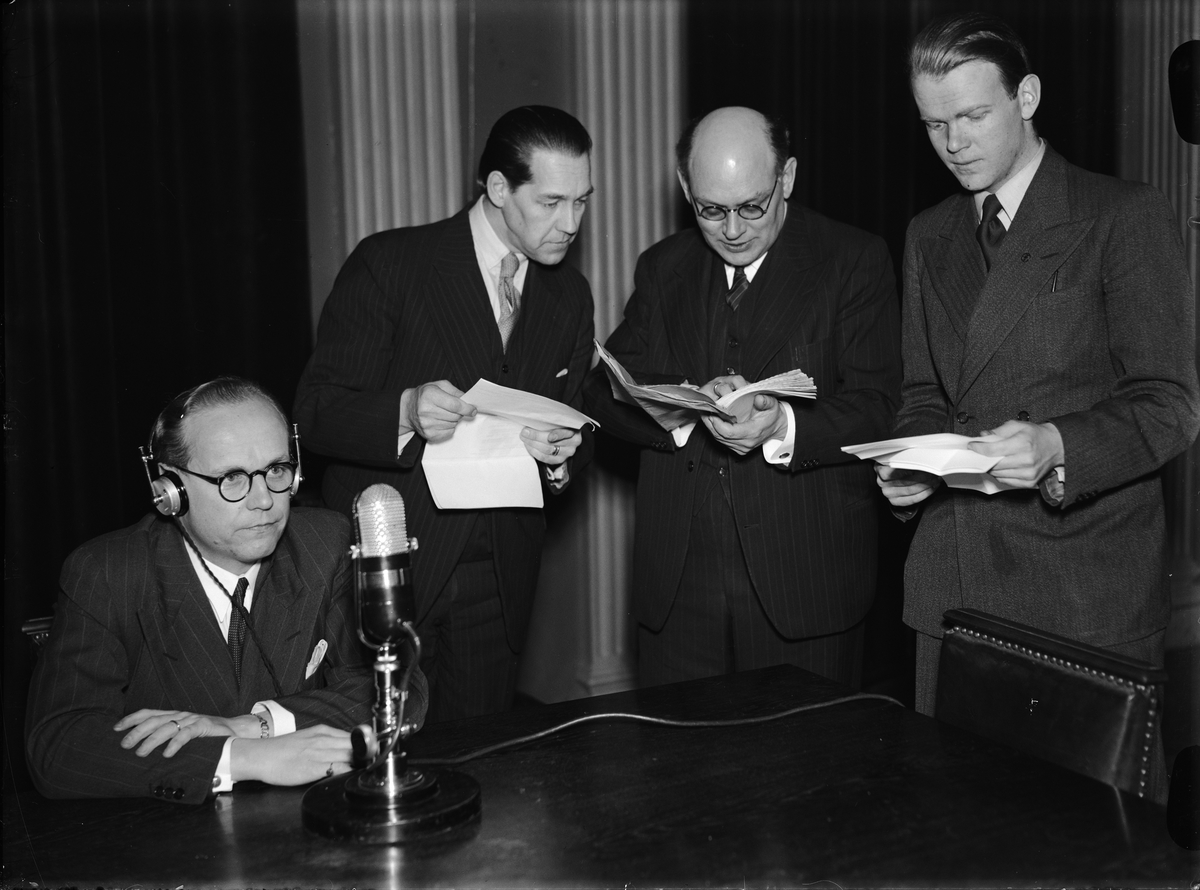 Paul Sandberg, "Akademiska lärarna visste mest om musik" - tävlingsledaren Per Lindfors med juryn, Uppsala studenters musikstudio, Uppsala februari 1943