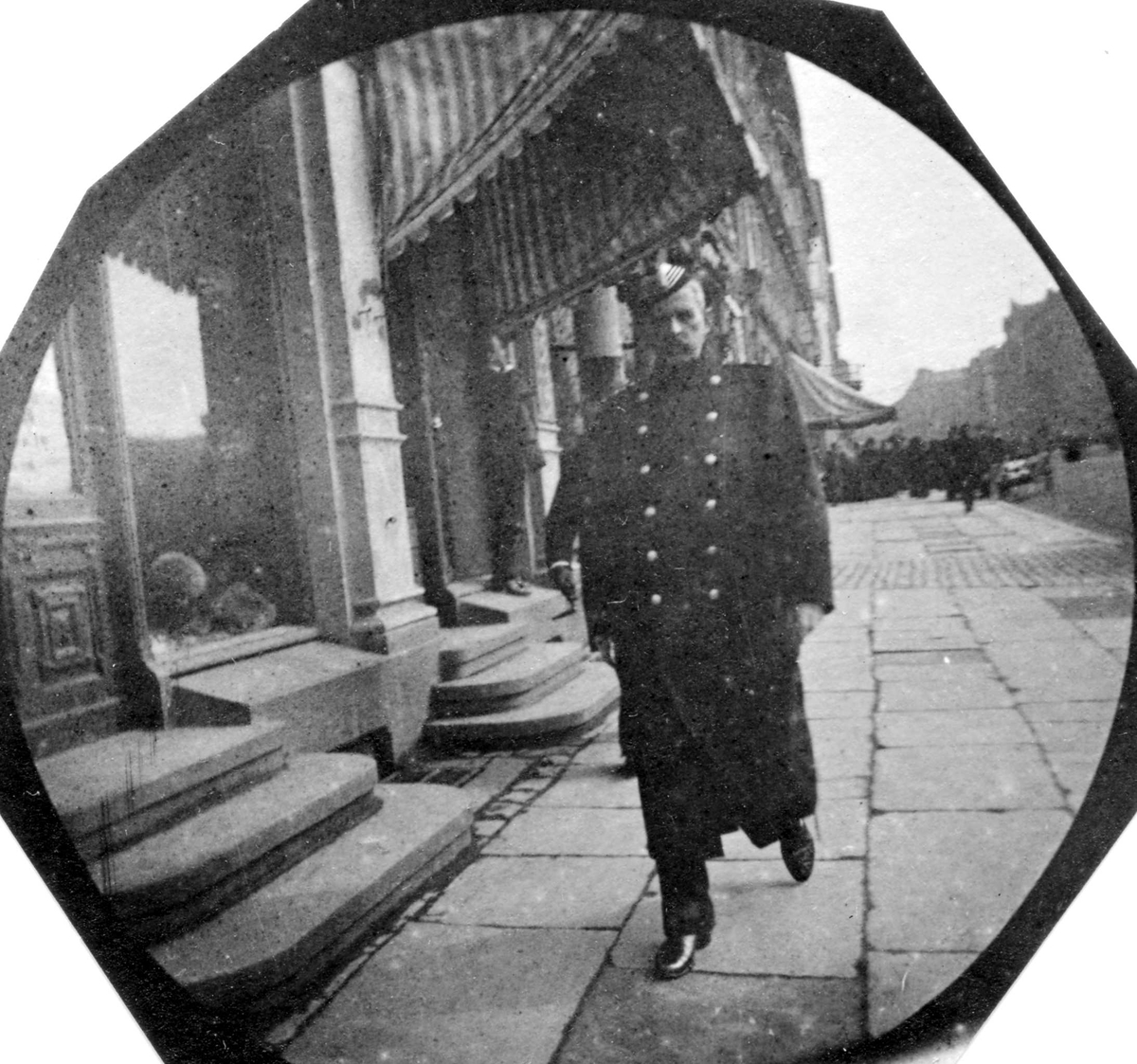 Fredrik Carl Mülertz Størmer, Kaptein Rieck spaserer på fortau langs butikker, Oslo.