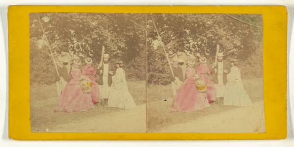 Unknown, [Group of men and women outside]