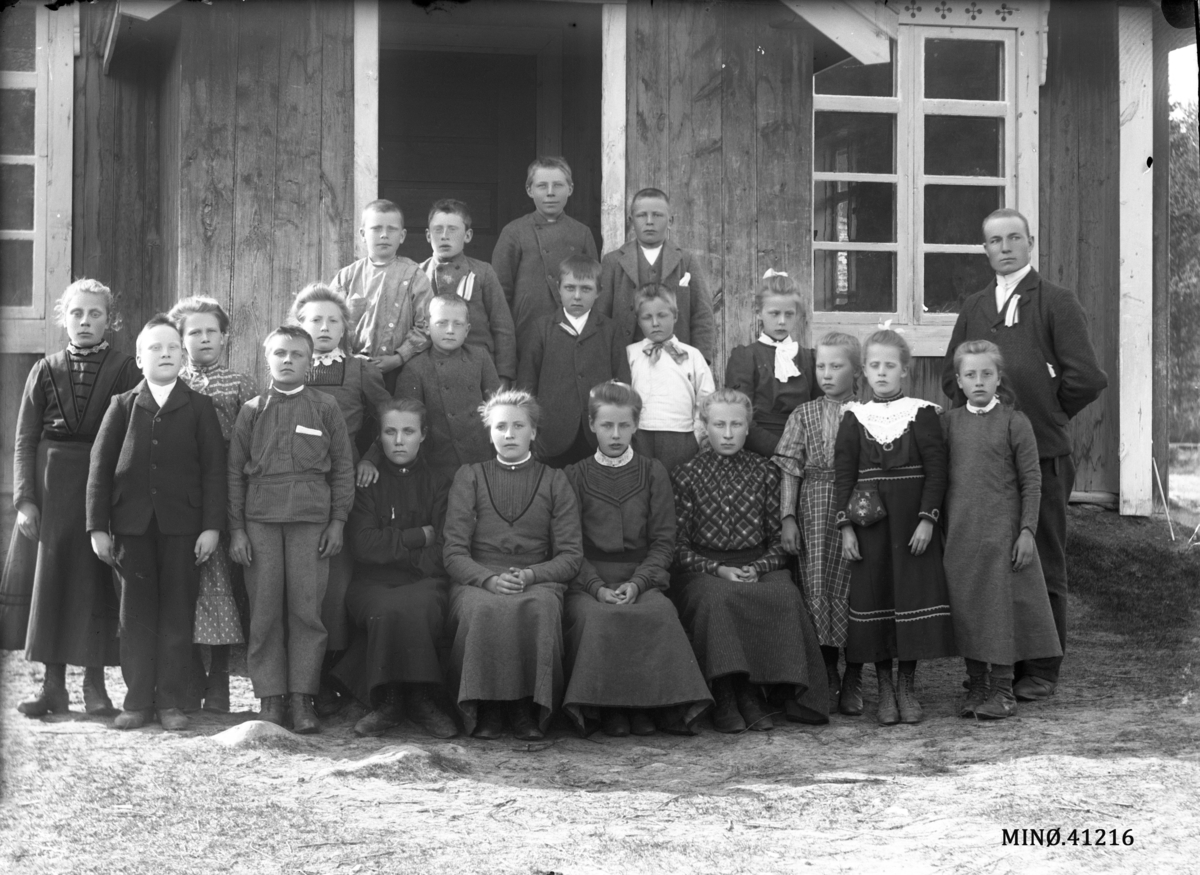 Oscar Holte, Einun skole 1910