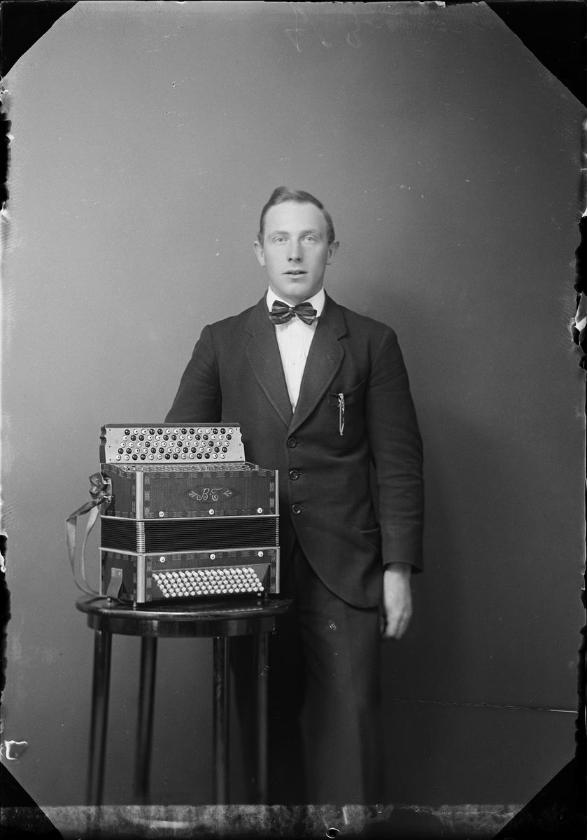 Skötsner-Edhlund, Ateljéporträtt - Knut Holmgren från Gimo, Skäfthammar socken, Uppland, 1923