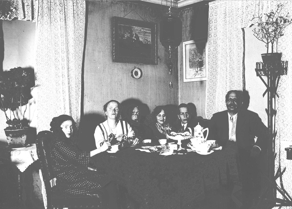 Axel Quinsgaard Wiborg, Mennesker rundt kaffebord, ant. Axel Q. Wiborg t.h., hans kone Margrethe nr.2 fra v.