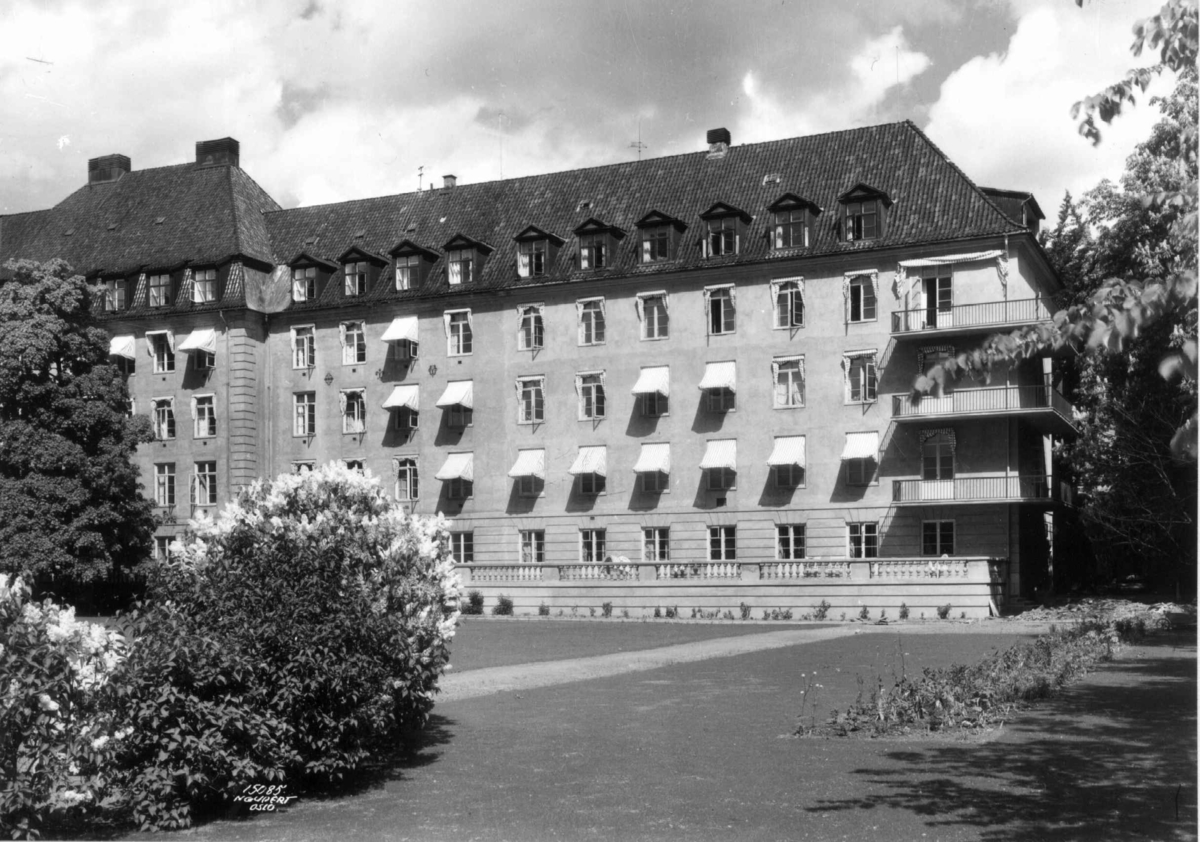 Hermann Christian Neupert, Røde Kors Klinikk, Frederik Stangs gate 11-13, Oslo 1937. Parkanlegg med busker og blomsterbed.
