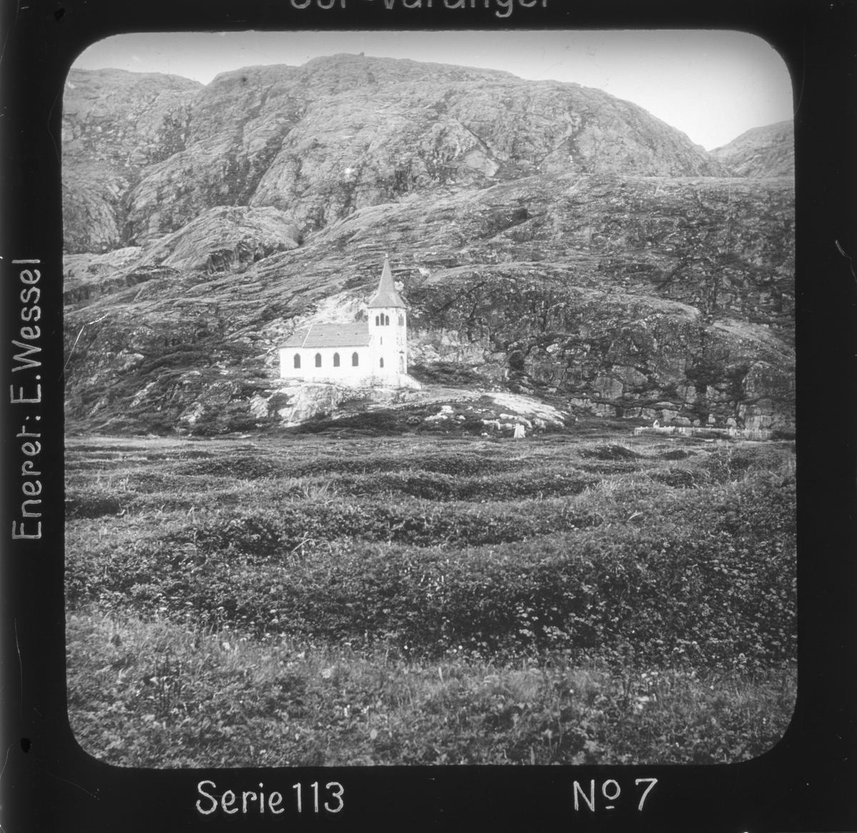 Ellisif Rannveig Wessel, Oscar II's kapell, Grense Jakobselv, Sør-Varanger, Finnmark. Motivet har nr.7 i lysbildeforedraget kalt "I lappernes land - Sør-Varanger", utgitt i Nerliens Lysbilledserier, serie nr 113.