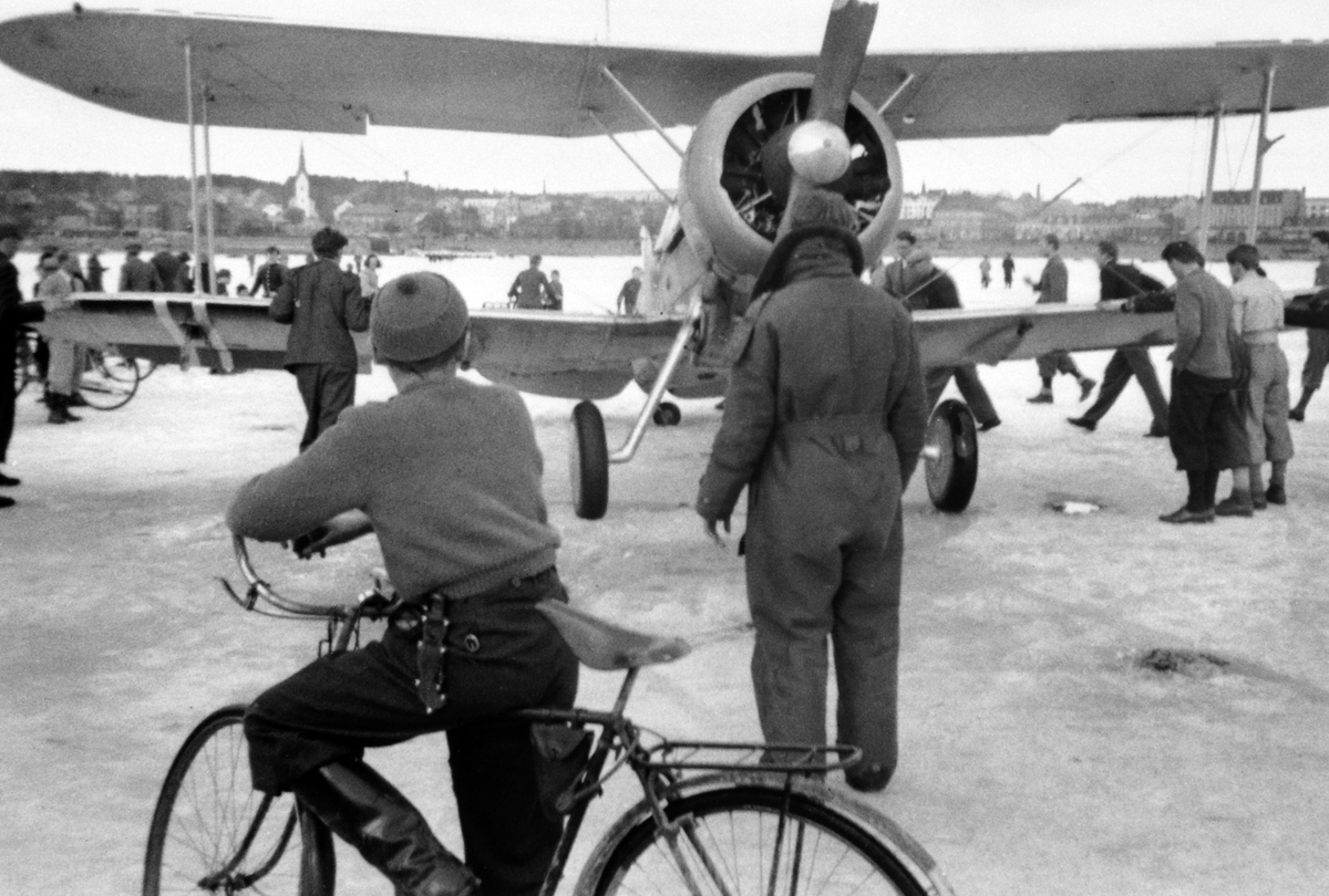 Anno Domkirkeodden, Fly nødlandet under krigen på mjøsisen, 9. april 1940, mye folk, Gloster Gladiator jagerfly. Flyet tilhørte jagevingen, stasjonert på Fornebu. Evakuert via Steinsfjorden til Hamar. Ble fløyet av Dag Krohn. Videre fløyet til Brumunddal for å ende på Vangsmjøsa. Den lengst overlevende norske Gladiato…