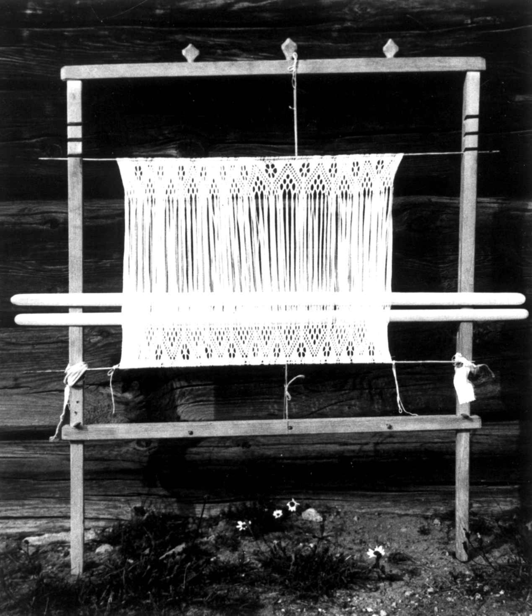 Anna Grostøl, Antagelig Lesja, Oppland 1934. Sprangramme med påbegynt sprangarbeid.