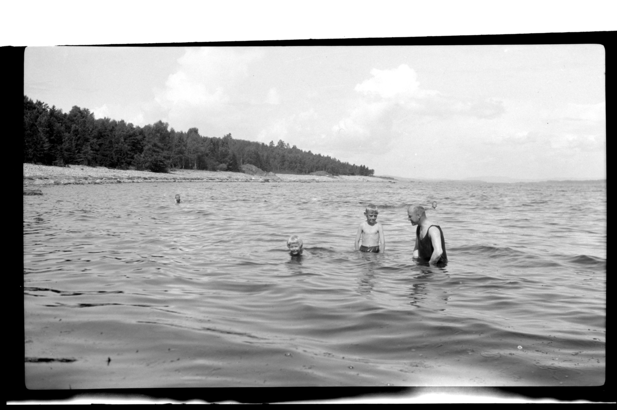 Ukjent, Rolf Sundt Sr. bader med sine sønner Julius og Rolf Jr. Fotografert ca. 1928.