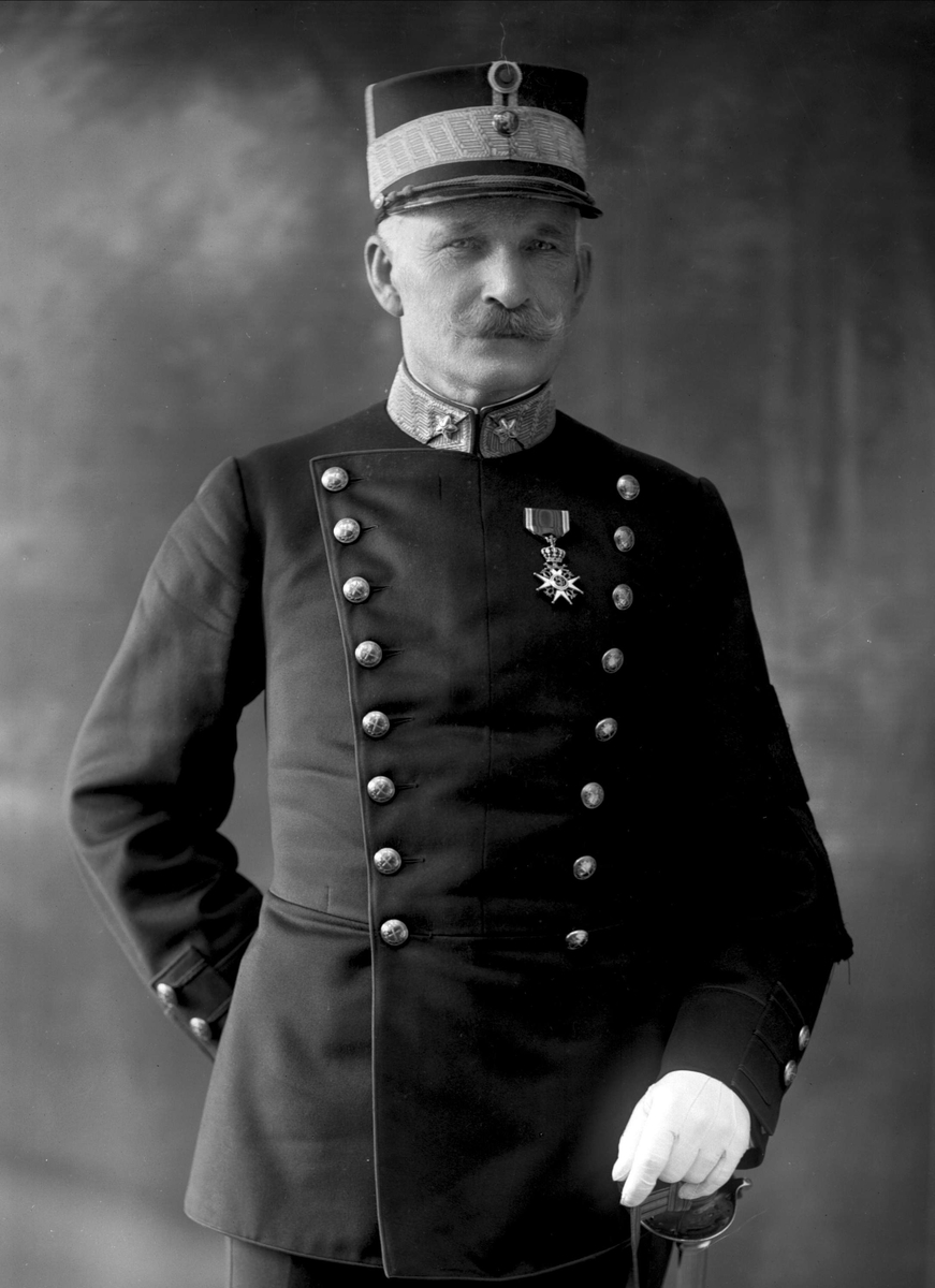 Gustav Borgen, Portrett, generalmajor Johan Lauritz Bull i uniform.