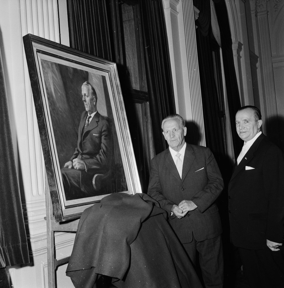Uppsala-Bild, Avtäckning av oljemålning av landstingets ordförande åren 1943 - 1958 Arthur E Elmroth. Till höger John Lundberg som tog över som ordförande 1959, Uppsala 1960