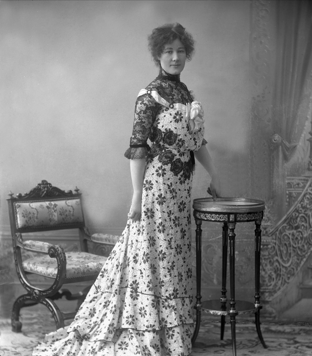 Gustav Borgen, Portrett, Ragna Stiansen i blomstrete kjole.