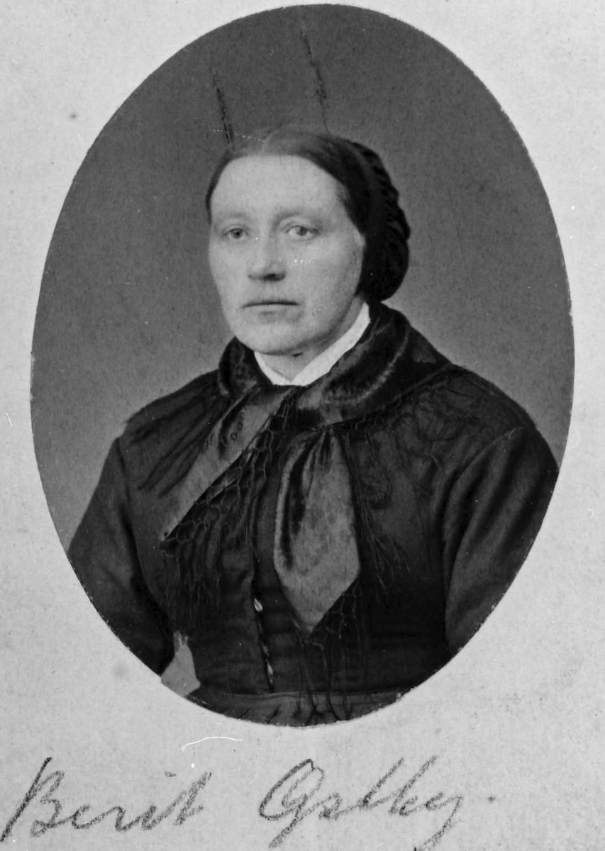 Rachel Haarseth, Portrett av en kvinne, klær.