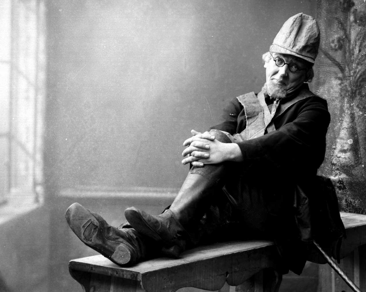 Gustav Borgen, Portrett, mann sittende på en krakk. Skuespiller Simondsen.