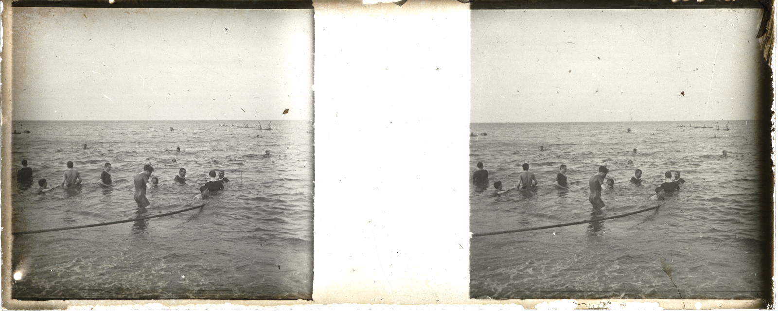 Desconegut, [Banyistes a la platja]