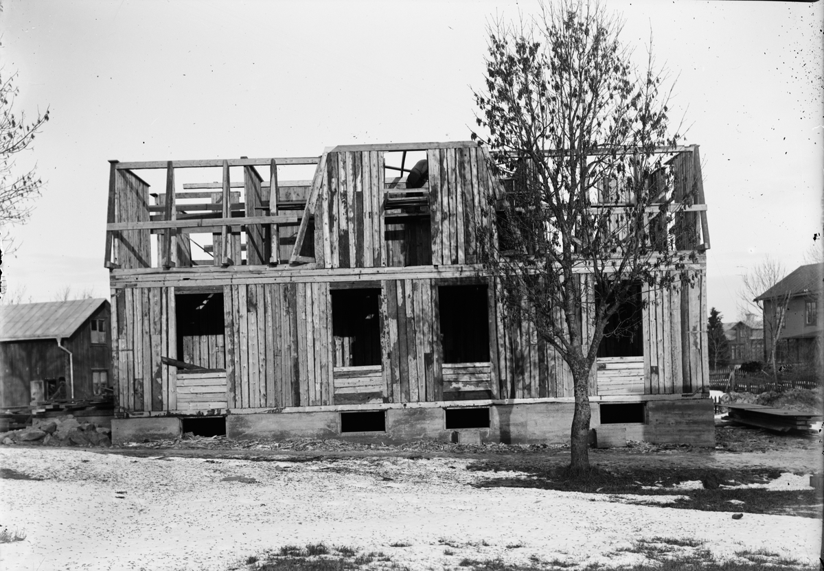 Per Elis Edhlund, Edhlunds nya bostadshus och fotoateljé under uppförande, Sjögatan, kvarteret Rådhuset, Östhammar, Uppland 1913