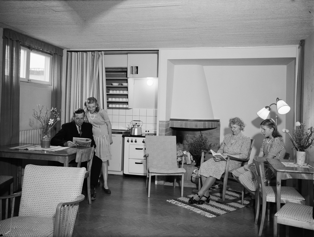 Paul Sandberg, Hilmer och Hilma Lindström med döttrar i pensionärshemmets gillestuga, Torkelsgatan, Uppsala maj 1947
