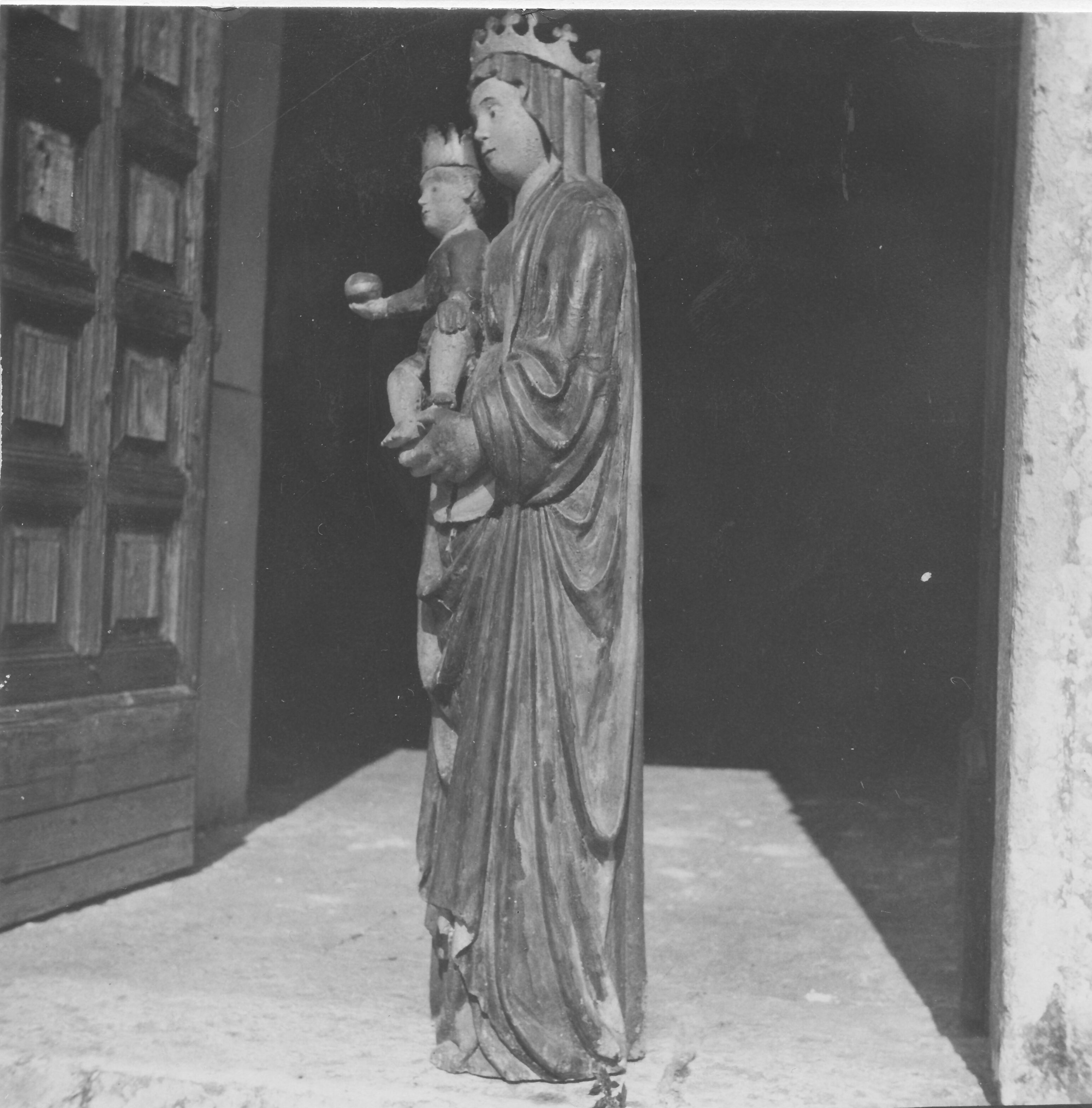 Branko Fučić, Dvigrad (Kanfanar), kapela sv. Marije od Lakuća, drvena skulptura Madone s djetetom, lijeva strana