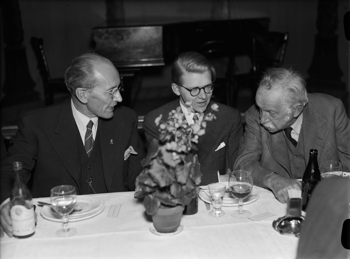 Paul Sandberg, Generaldirektör Anders Örne, Verdandis ordförande Sven Rydberg och professor Rutger Sernander under jubileumssupén på Rullan, Kungsgatan 44 när studentföreningen Verdandis 60-årsjubileum firades