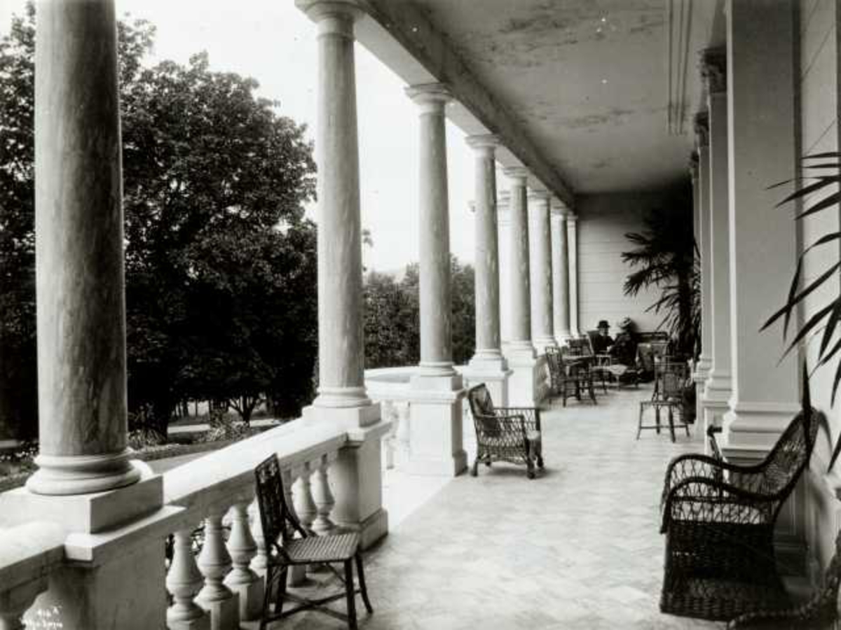 Anders Beer Wilse, Skøyen Hovedgård, Oslo. Hovedbygningen, veranda mot hagen.