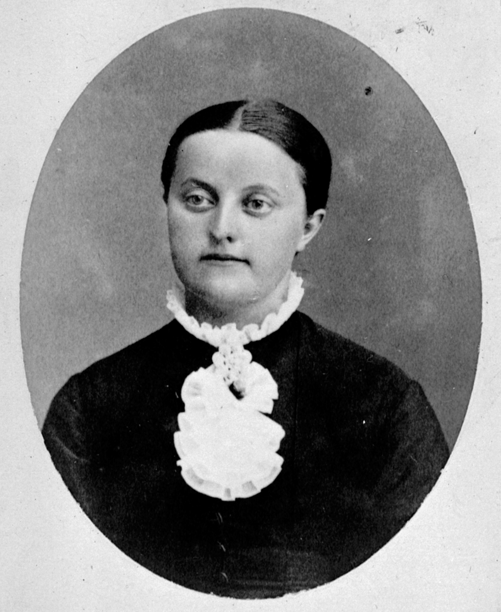 Anno Domkirkeodden, Portrett Marthe Stenseng (1853 - 1926) født Høsbjør, gift med Andreas Johannesen Stenseng, Ringsaker.