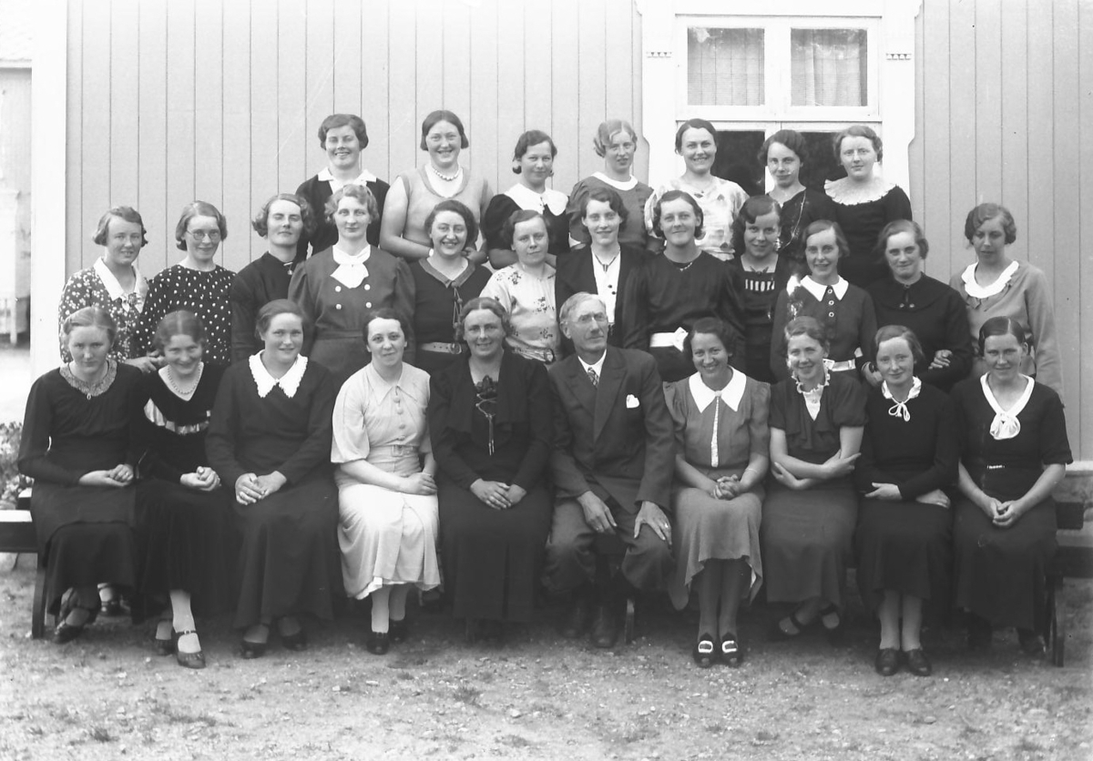 Per K. Lien, Husmorskolestudenter i finstasen, klassebilde.