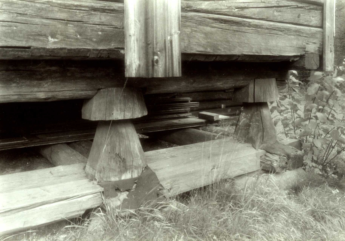 Gisle Midttun, Stemsrud, Grue, Solør, Hedmark. Detalj av stabburet. Nå på Glomdalsmuseet.