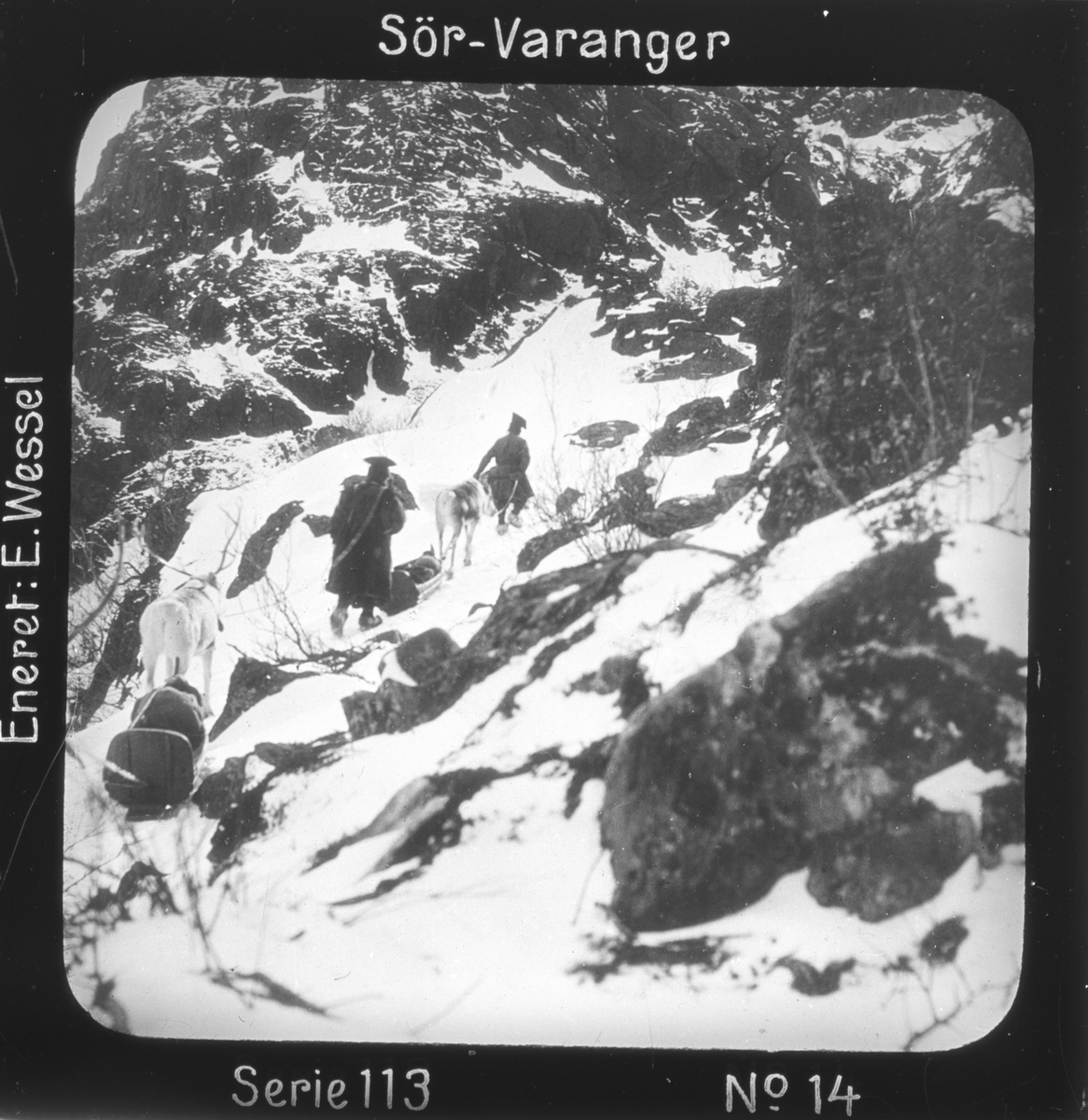 Ellisif Rannveig Wessel, Doktorskyss passerer "Jakobselvskaret", ved Jakobselva, Sør-Varanger, Finnmark. Motivet har nr.14 i lysbildeforedraget kalt "I lappernes land - Sør-Varanger", utgitt i Nerliens Lysbilledserier, serie nr 113.