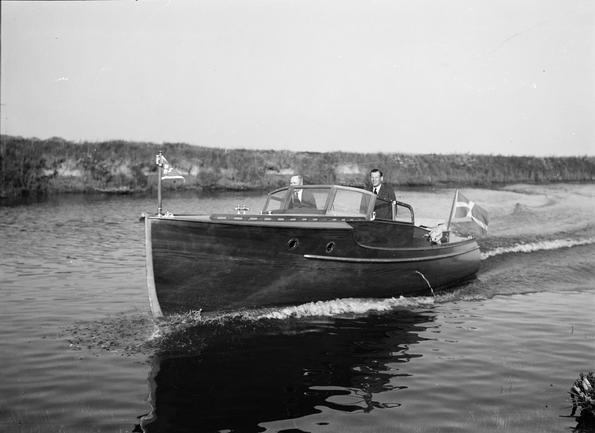 Paul Sandberg, Två män i motorbåt, sannolikt Fyrisån, Uppsala, 1936