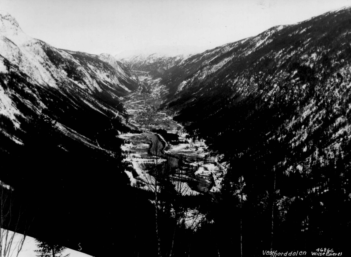 Anders Beer Wilse, Vinter i Rjukan i Vestfjorddalen. Dyp dal med høye fjell langs elv.