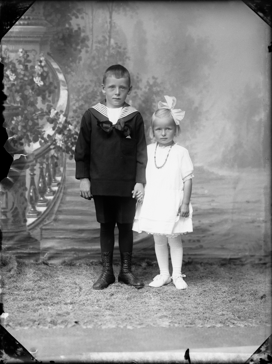 Skötsner-Edhlund, Barnporträtt - pojke och flicka, Östhammar, Uppland