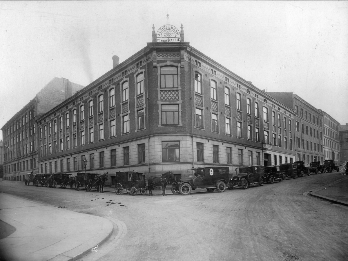 Anders Beer Wilse, Hestevogner og biler fra Tiedemanns er parkert utenfor fabrikken i Stensberggata infor jubileet 1928.