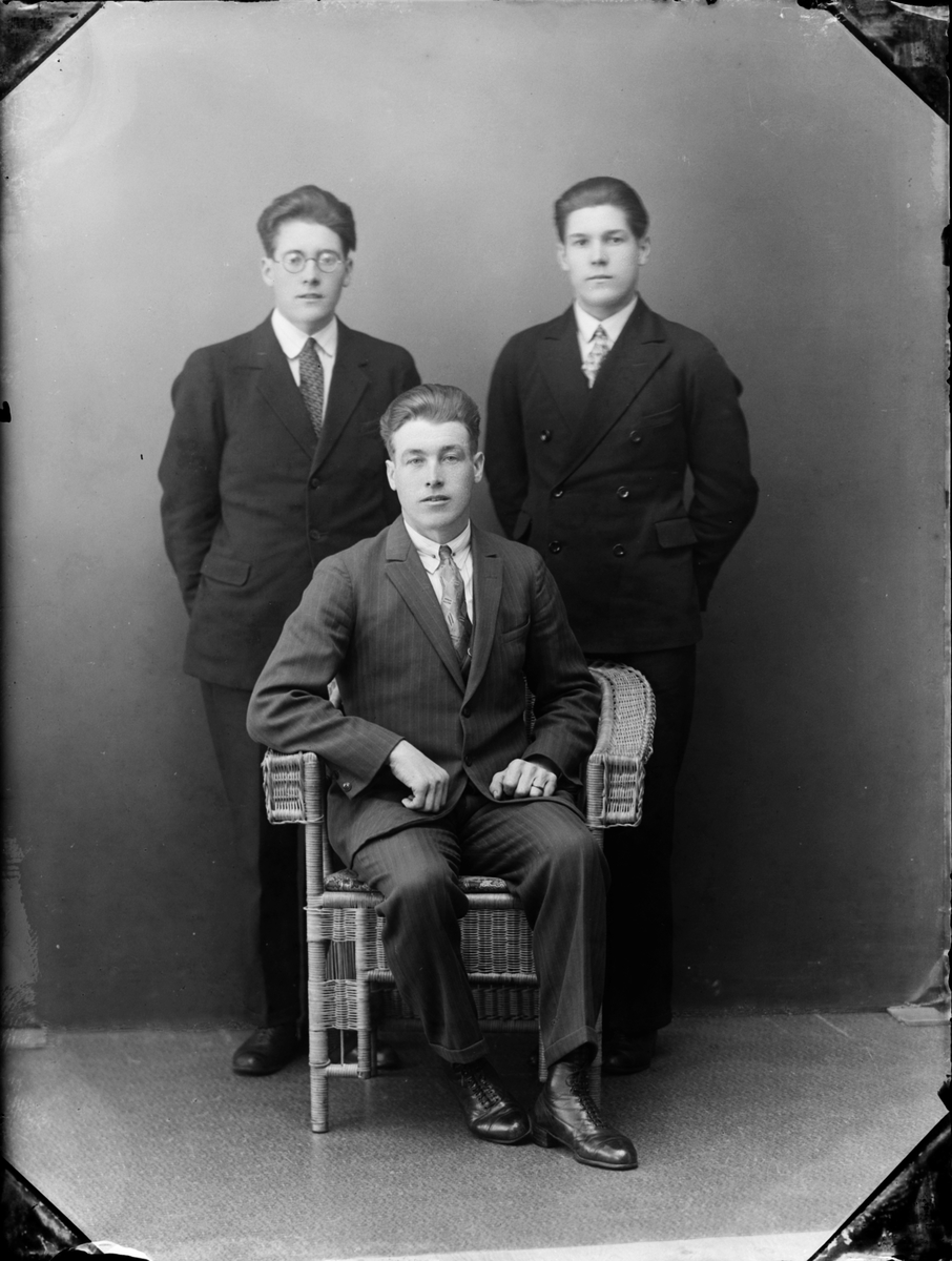 Skötsner-Edhlund, Tre unga män, Östhammar, Uppland
