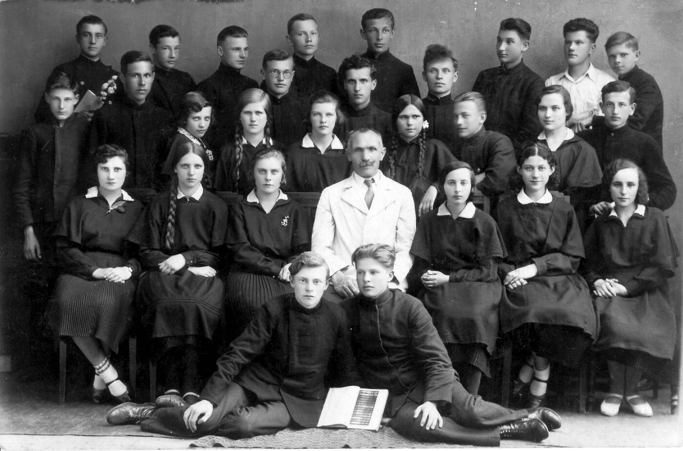 Boruchas Michelsonas, Biržų gimnazijos mokiniai su auklėtoju V. Klevicku