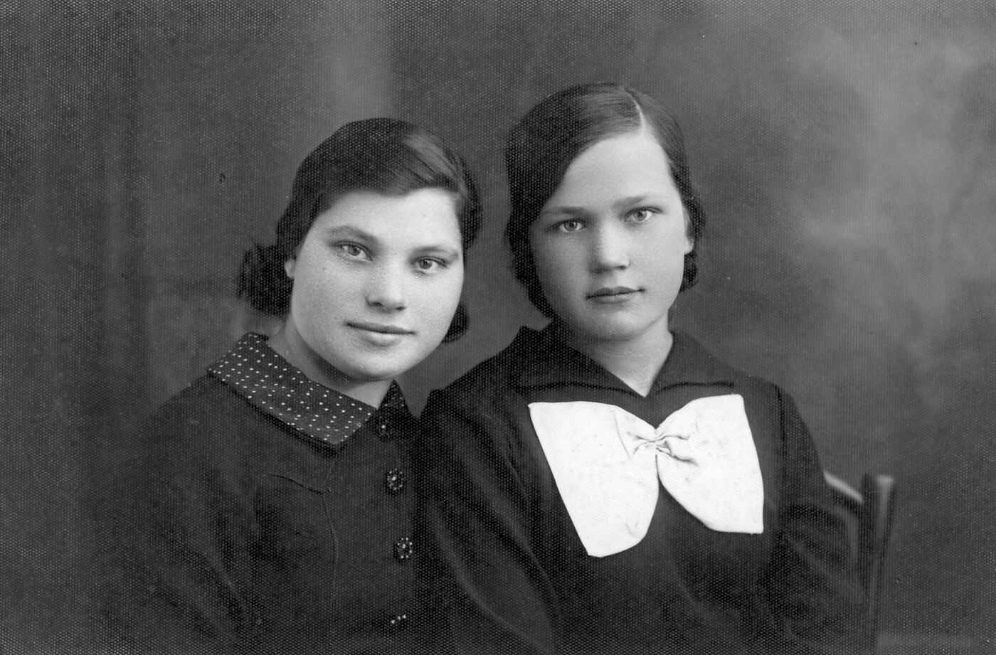 Juozas Daubaras, Julė Jankauskaitė (kairėje) su drauge