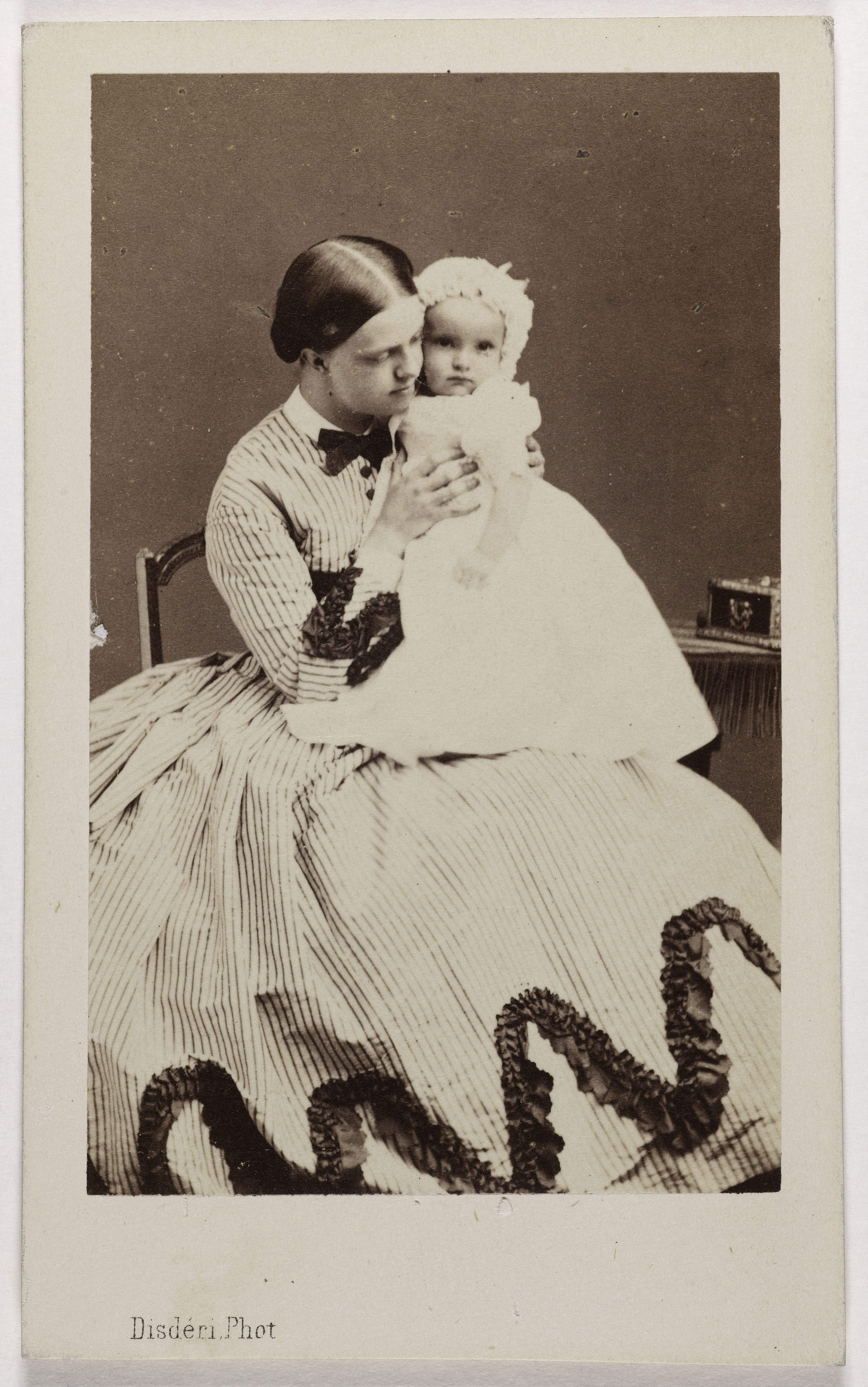 André-Adolphe-Eugène Disdéri, Portrait de la Princesse de Bonaparte (née Clothilde de Savoie) (1843-1911), (femme du Prince Napoléon) et le Prince Victor