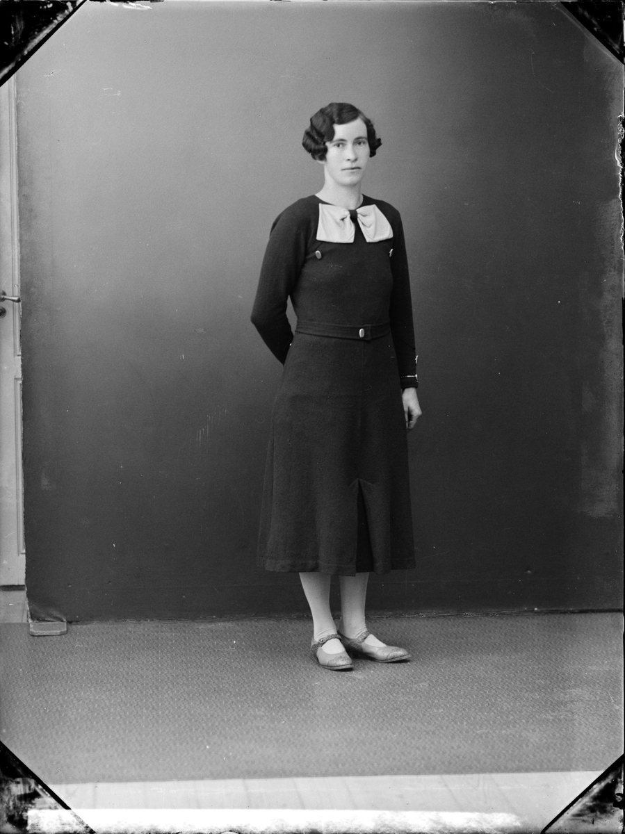 Skötsner-Edhlund, Ateljéporträtt - Wera Jansson från Vamsta, Valö socken, Uppland 1935
