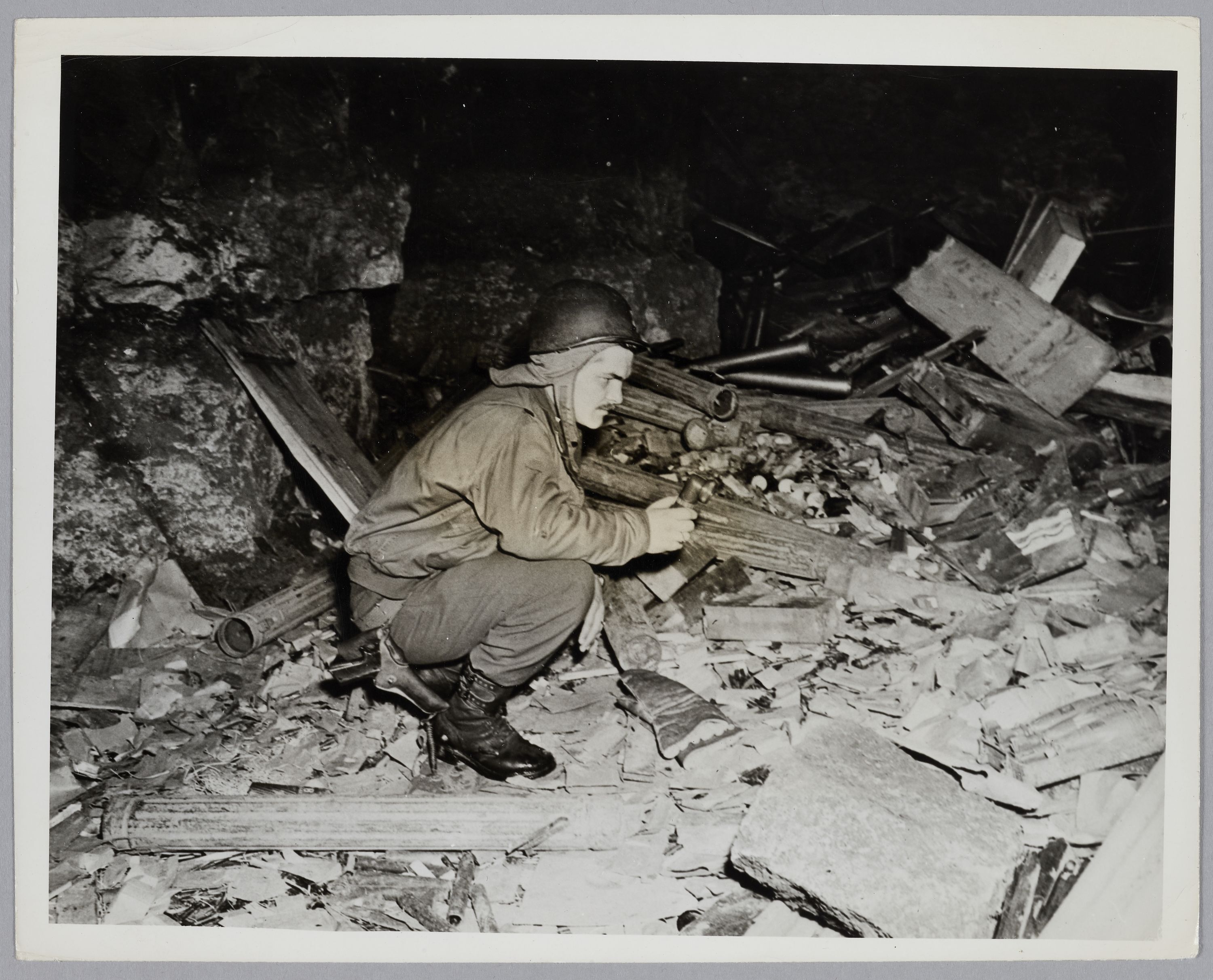 United States Army Signal Corps, Le 1st Lieutenant Branford examine des munitions allemandes dans une mine occupée par des réfugiés