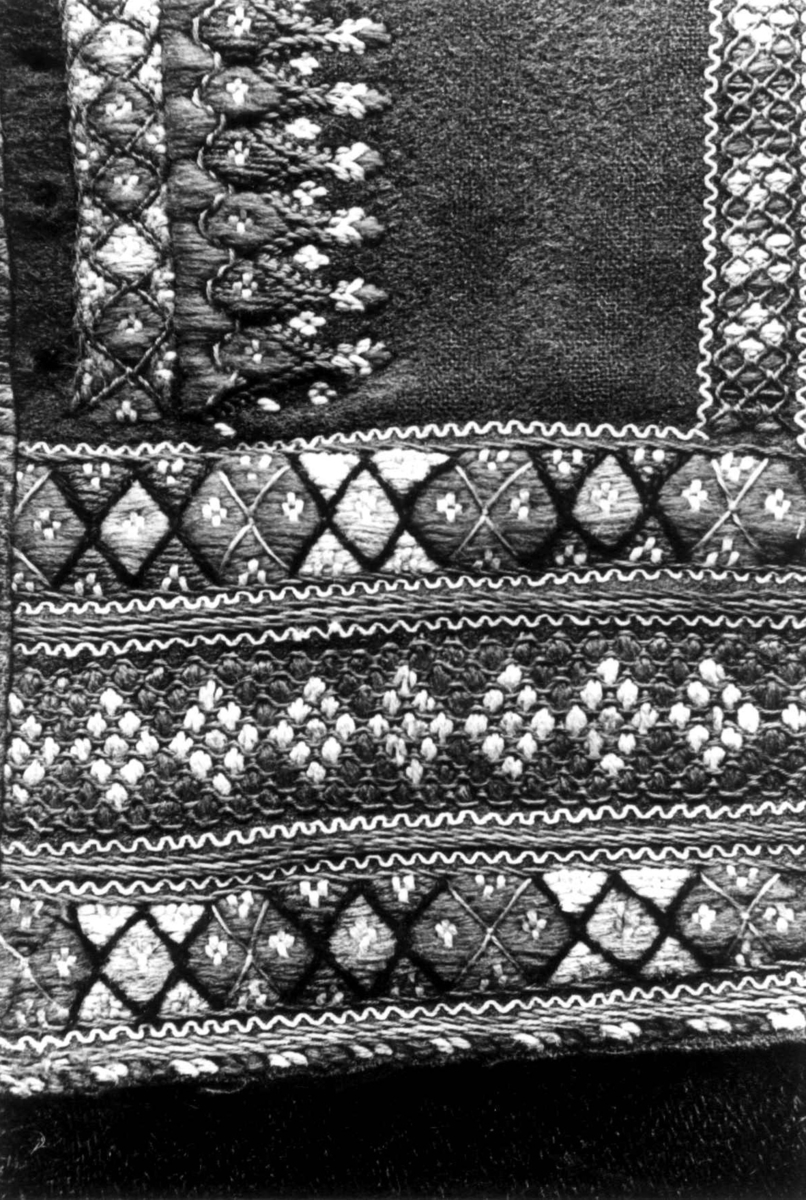 Anna Grostøl, Valle, Setesdal, Aust-Agder 1939. Detalj av broderi på mannsbukse.