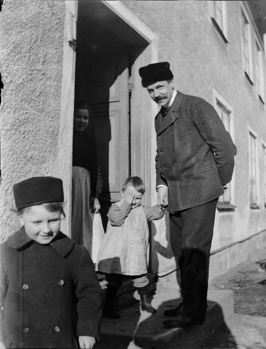 Carl Liljefors, Olle, Ivar and Ruben Liljefors and Ida in the doorway, Svartbäck Street 37, Edda neighborhood, SvartO, Uppsala 1900 - 1901