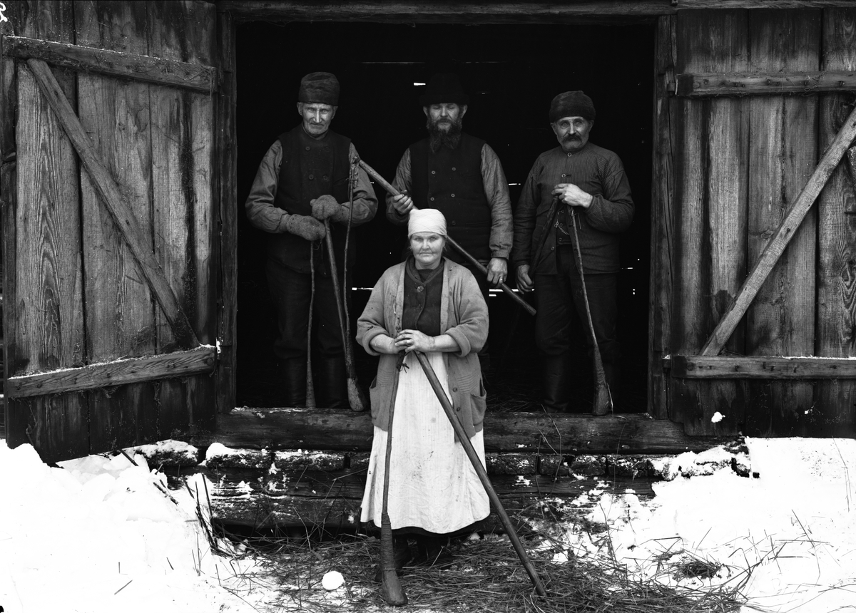 Paul Sandberg, Arbetslag vid slagtröskning, Villsberga, Biskopskulla socken, Uppland