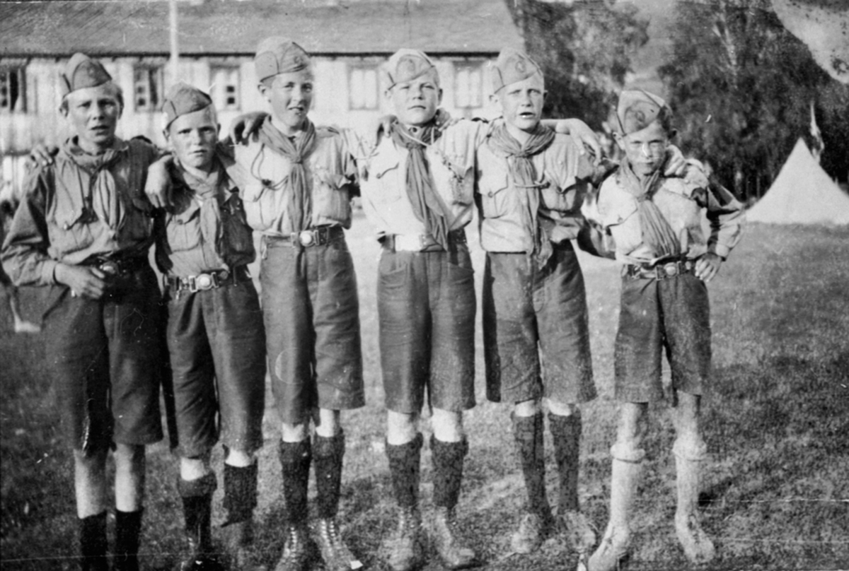 Anno Domkirkeodden, Seks speidergutter i uniform, Nes, Hedmark