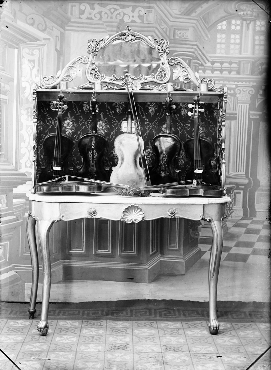 Skötsner-Edhlund, "Fiolbyggaren Mörtins monter som han hade på Stockholmsutställningen 1897", Östhammar, Uppland